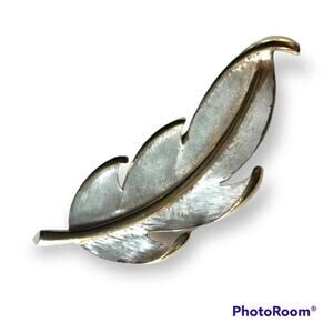 Beautiful 2-tone leaf/feather pin, brooch